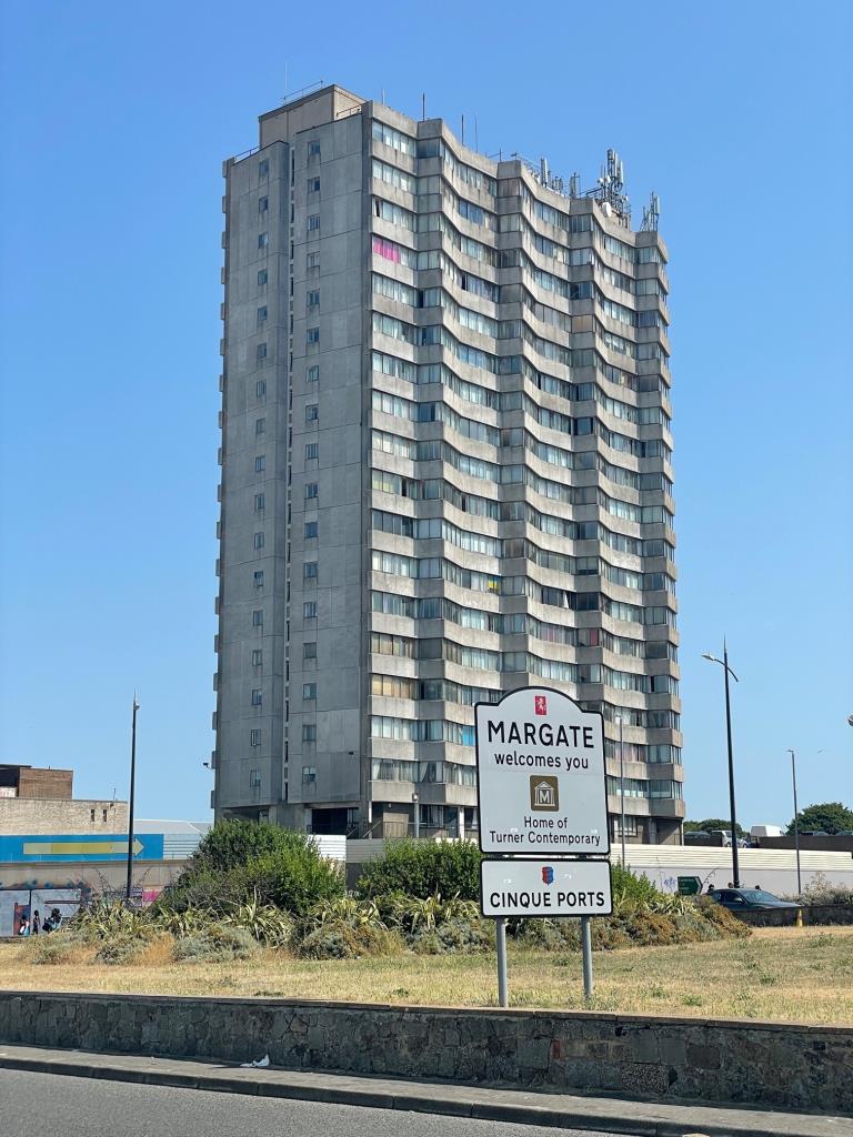Lot: 125 - TWO-BEDROOM FLAT WITH STUNNING VIEWS -